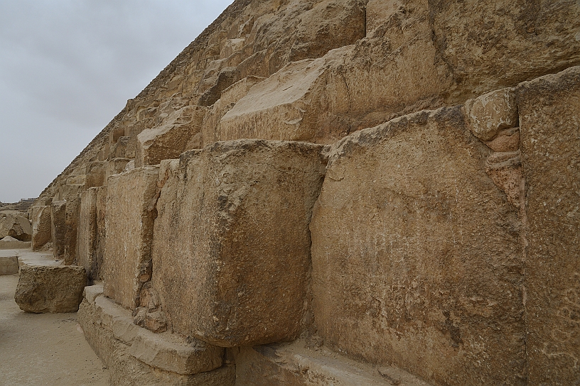 47 MAK_6781.jpg - In origine, la piramide era ricoperta da uno strato di calcare bianco finissimo proveniente dalle cave di Tura, situate a circa 15 km di distanza. Questo rivestimento era levigato per far risplendere la struttura al sole, ma è stato rimosso o è crollato nei secoli.